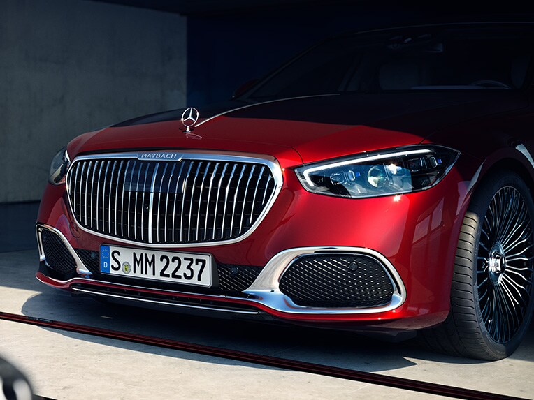 Mercedes-Maybach S-Klass sedd framifrån.