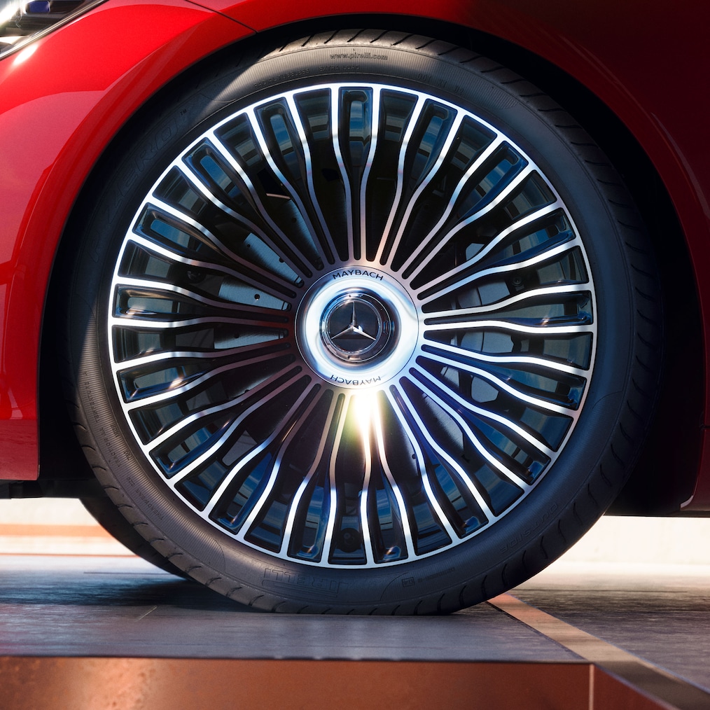 En detaljerad sidovy av en exklusiv Maybach-specifik fälg.