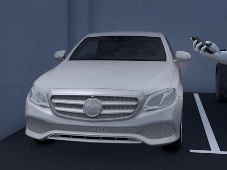 Visning av parkeringspaket med fjärrstyrda parkeringsfunktioner i Mercedes-Benz S-Klass Sedan Lång.