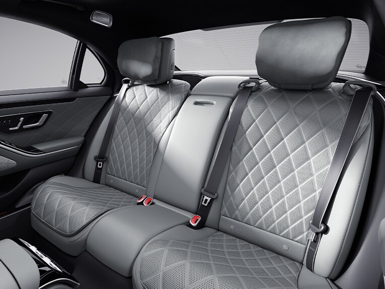 Interiören i Mercedes-Benz S-Klass Sedan Lång med exklusivpaket.