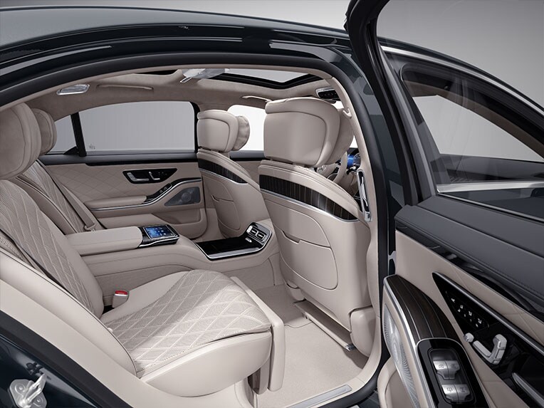 Interiören i Mercedes-Benz S-Klass Sedan Lång med paket interiörpanel exklusiv.