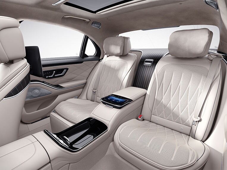 Interiören i Mercedes-Benz S-klass Sedan Lång med Executive-säte.