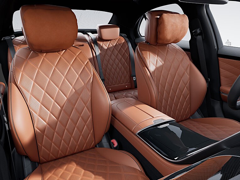 Interiören i Mercedes-Benz S-Klass Sedan Lång med AMG Line.