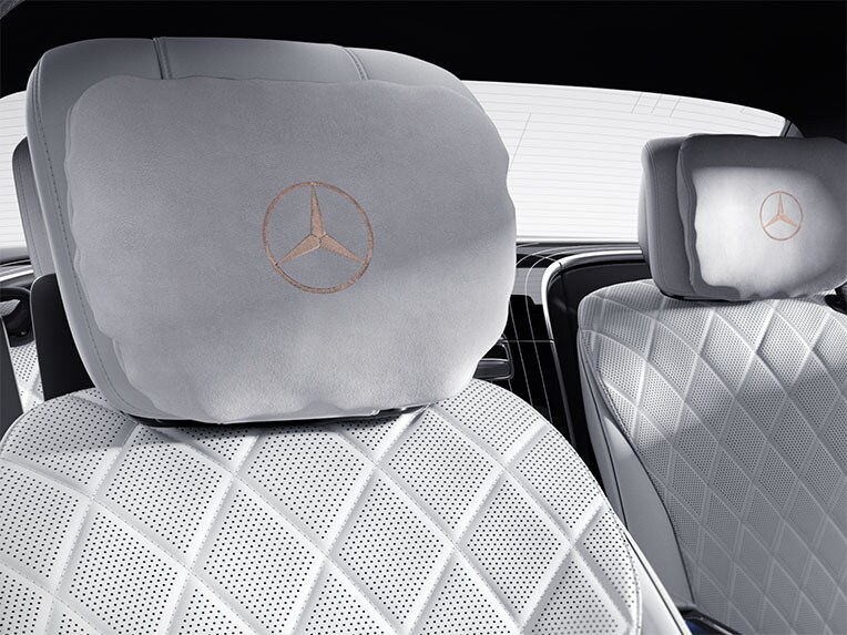 MANUFAKTUR emblempaket guld i Mercedes-Benz S-Klass Sedan Lång.