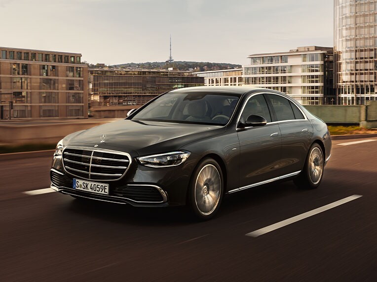 Mercedes-Benz S-Klass Sedan Lång sedd bakifrån.