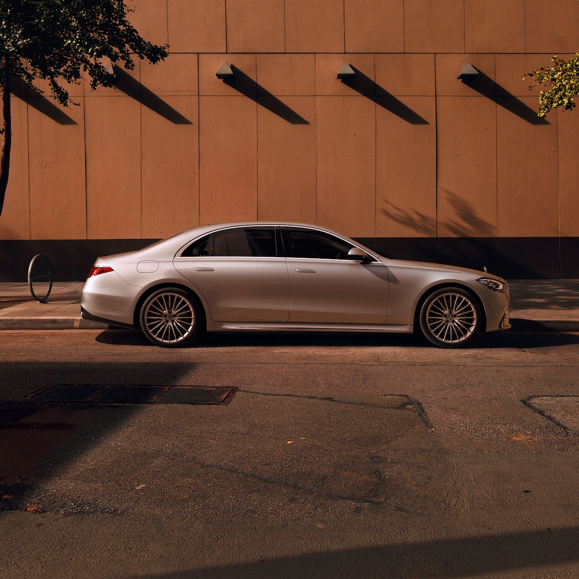 Mercedes-Benz S-Klass Sedan Lång sedd från sidan.