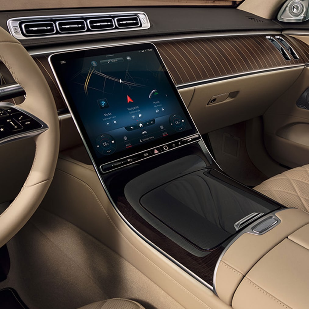 OLED centraldisplayen på 32,5 cm (12,8 tum) i Mercedes-Benz S-Klass Sedan Lång.
