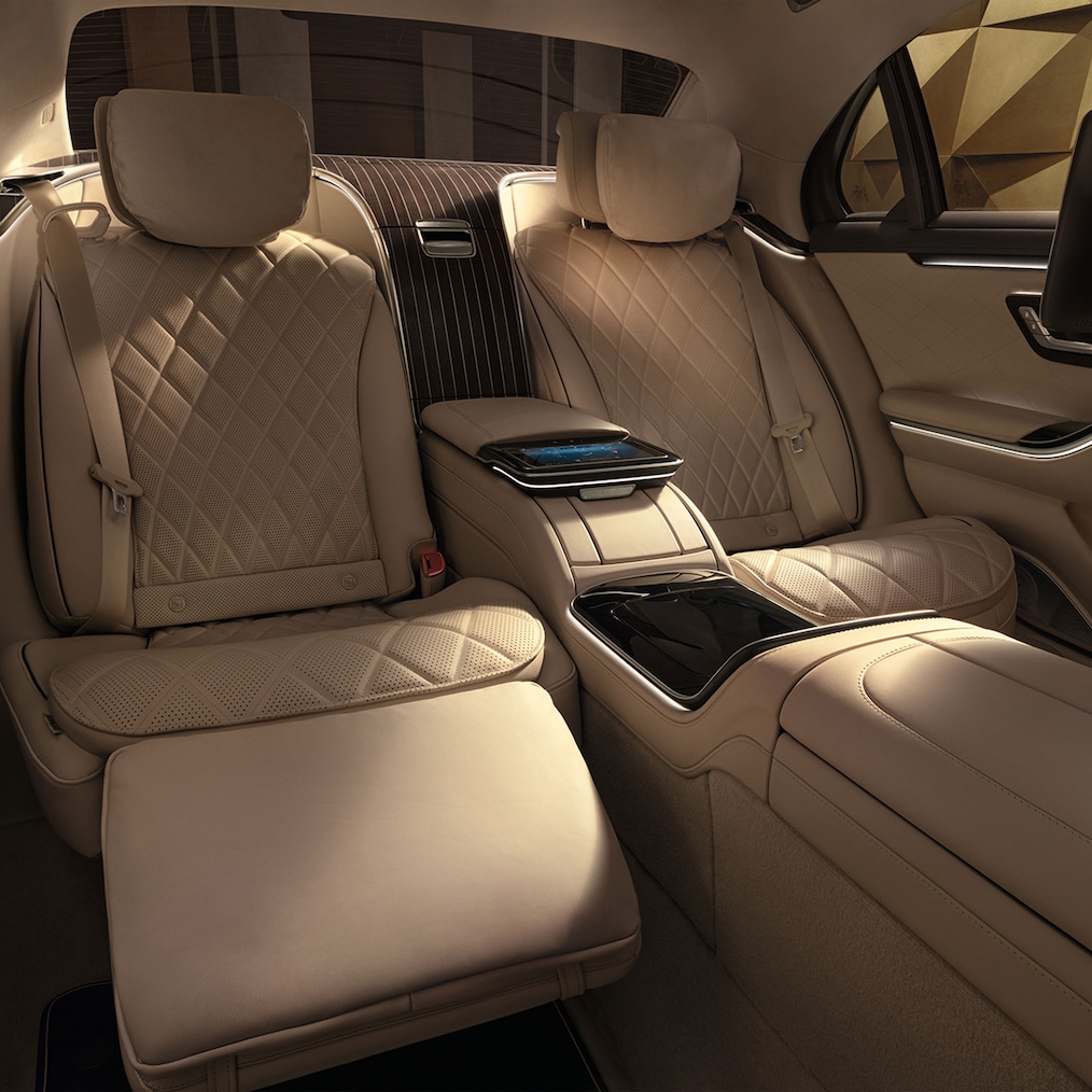 First-Class bak med MBUX-platta bak i Mercedes-Benz S-Klass Sedan Lång.
