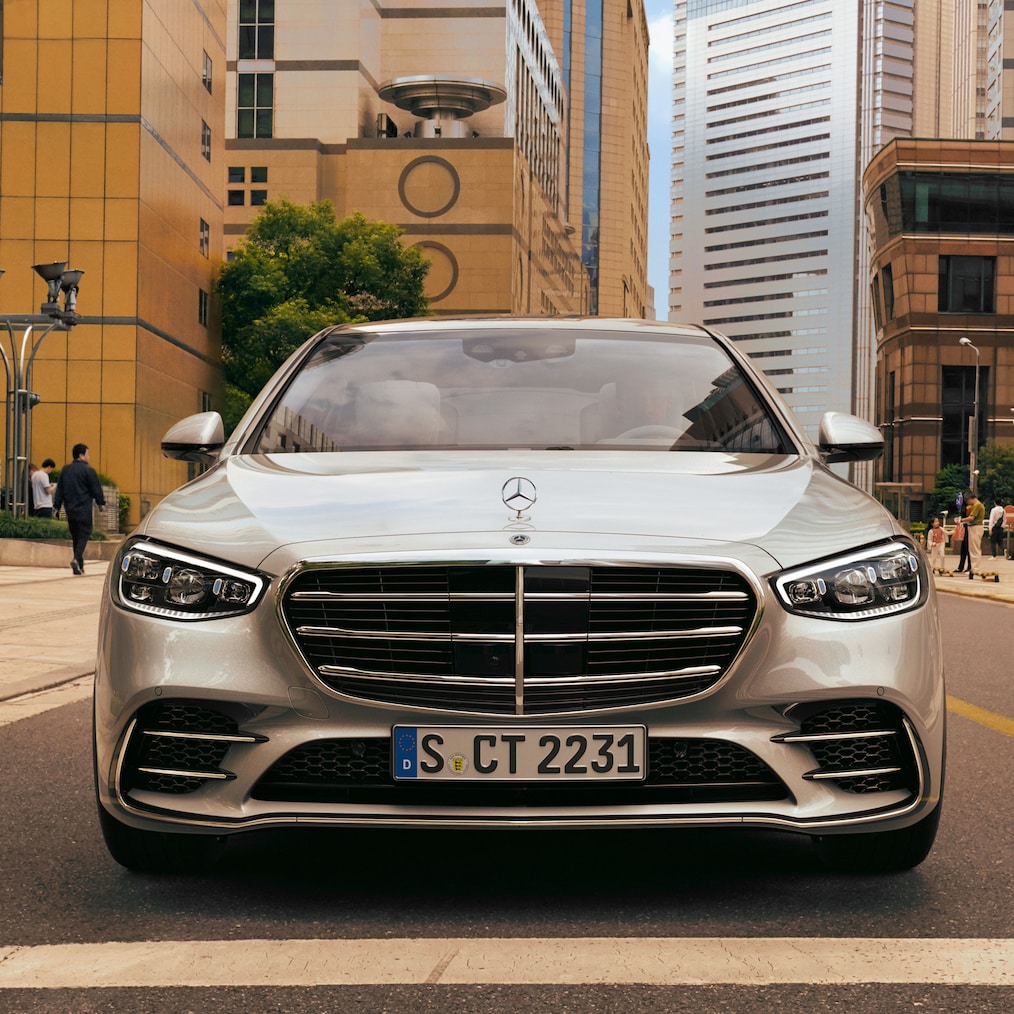 Den stående Mercedes-stjärnan på den klassiska kylargrillen hos Mercedes-Benz S-Klass Sedan Lång.
