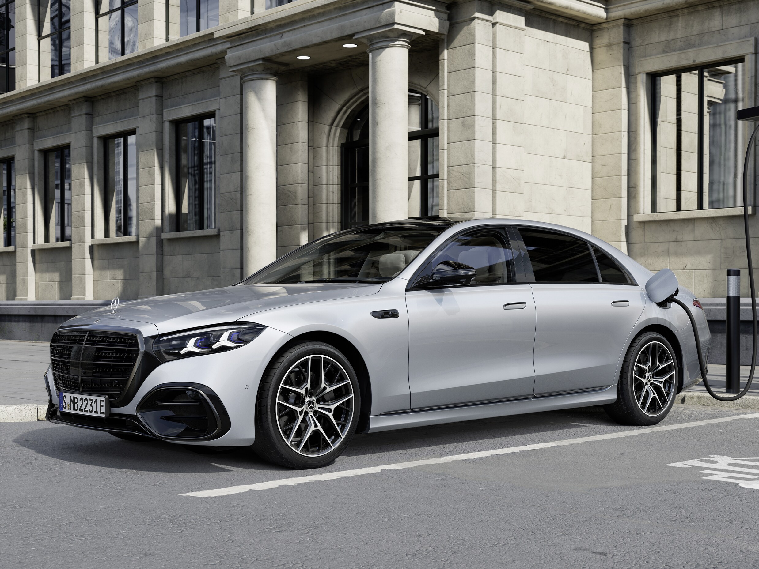 Mercedes-Benz S-Klass parkerad i stadsmiljö
