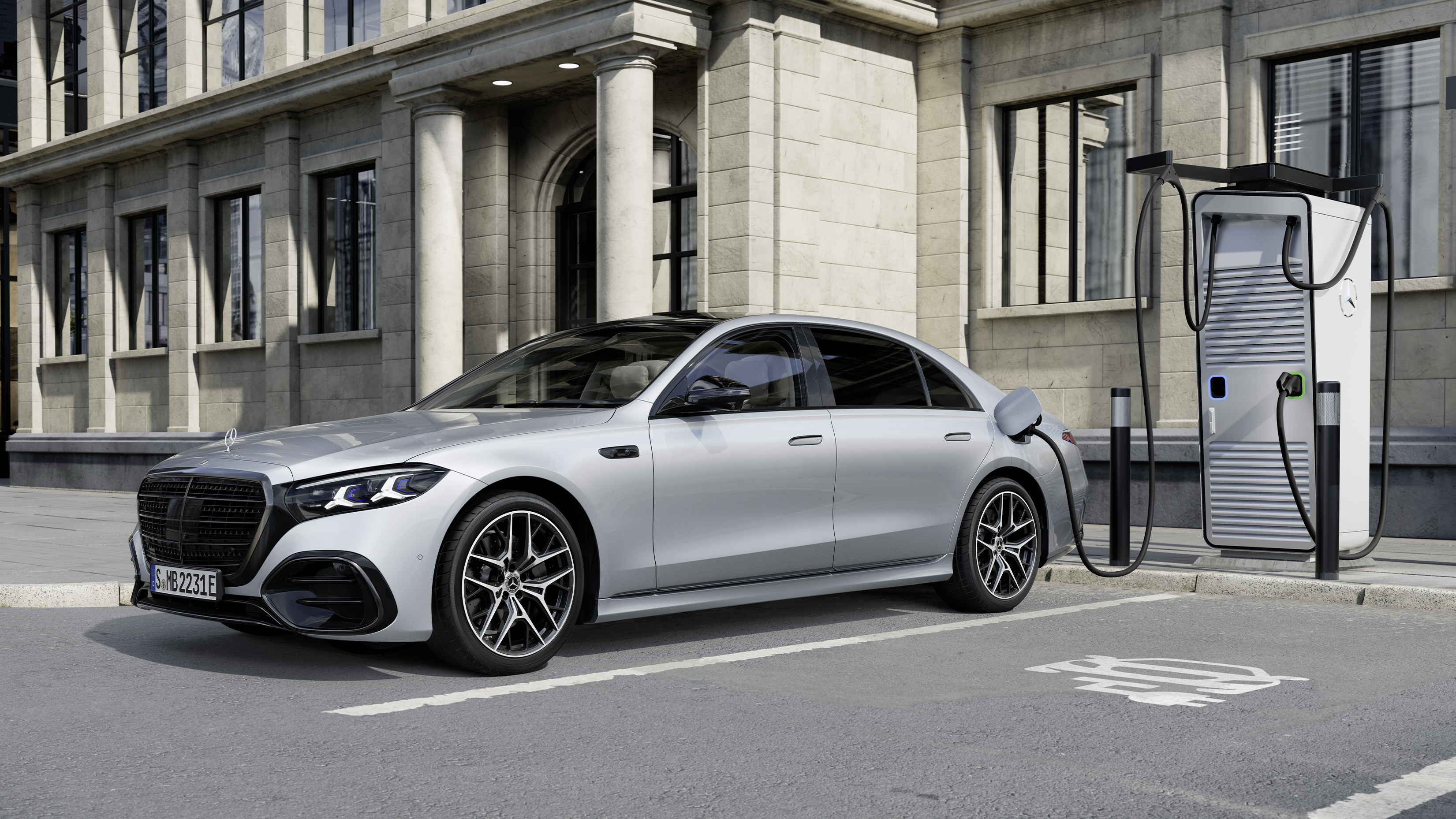 Aktuella erbjudanden och kampanjer | Mercedes-Benz Mercedes-Benz S-Klass parkerad i stadsmiljö