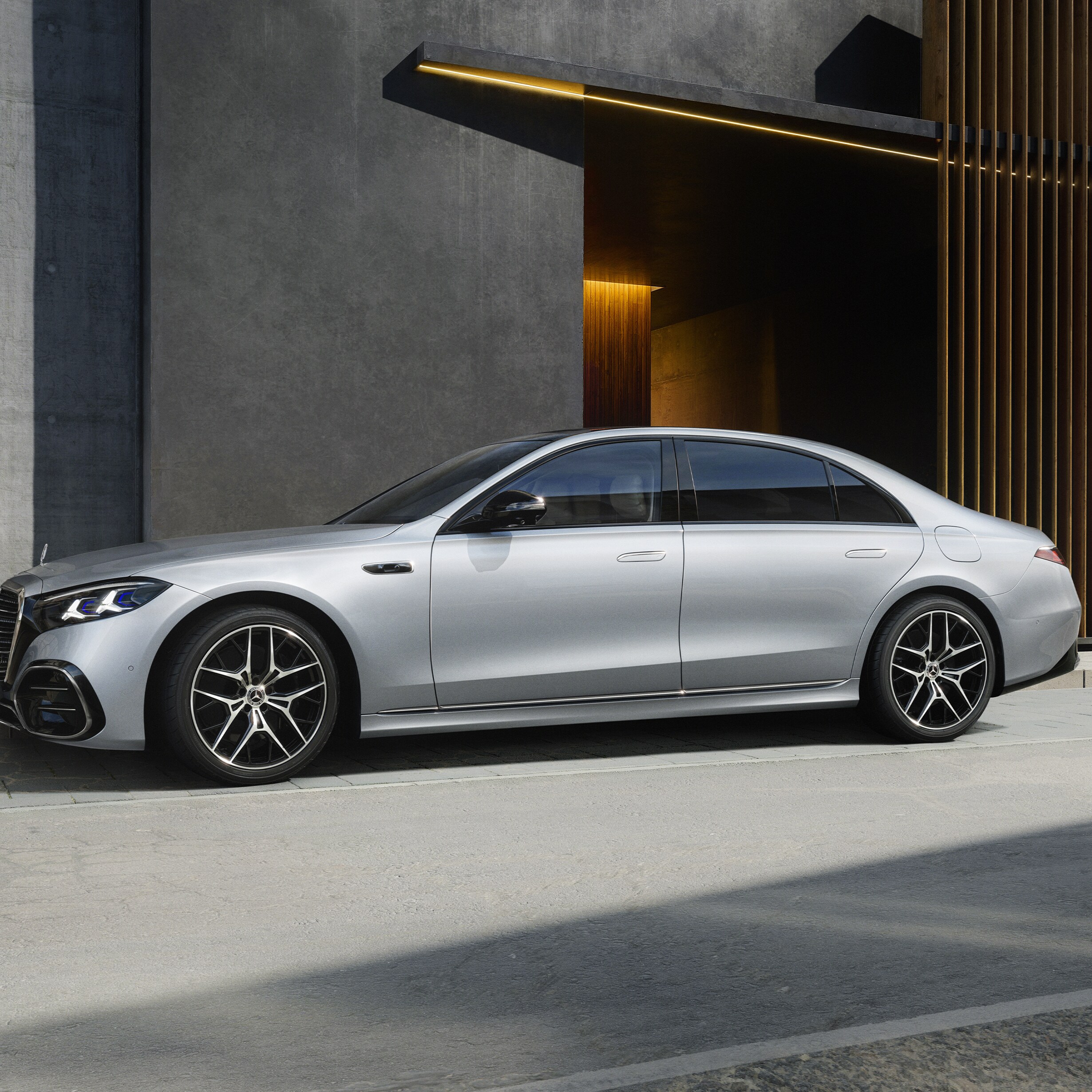 Silverfärgad Mercedes-Benz S-Klass Lång parkerad vid trottoarkanten, sidovy