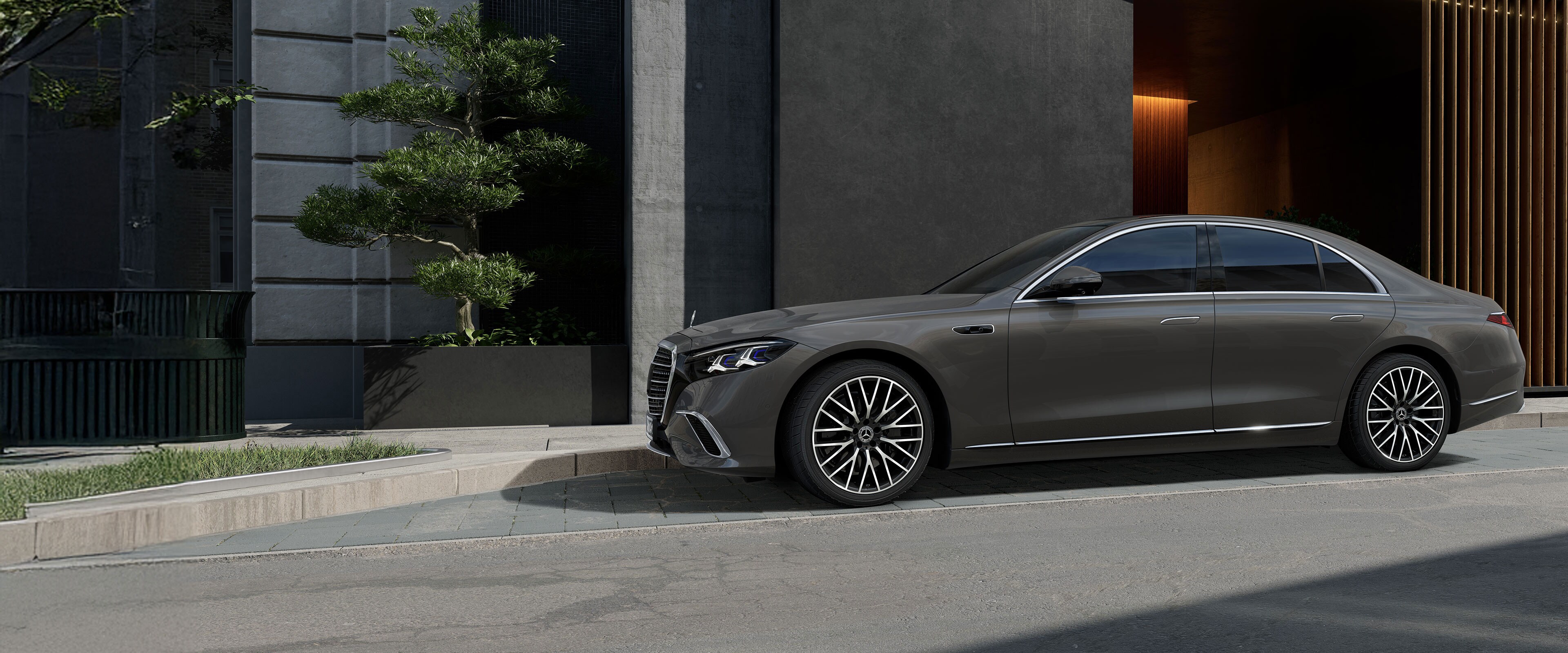 Den nya Mercedes-Benz S-Klass Lång parkerad framför byggnaden.