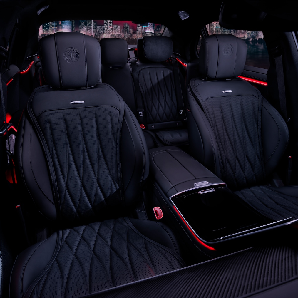 Sidovy av framsätena och förarplatsen i Mercedes-AMG S 63 E PERFORMANCE.