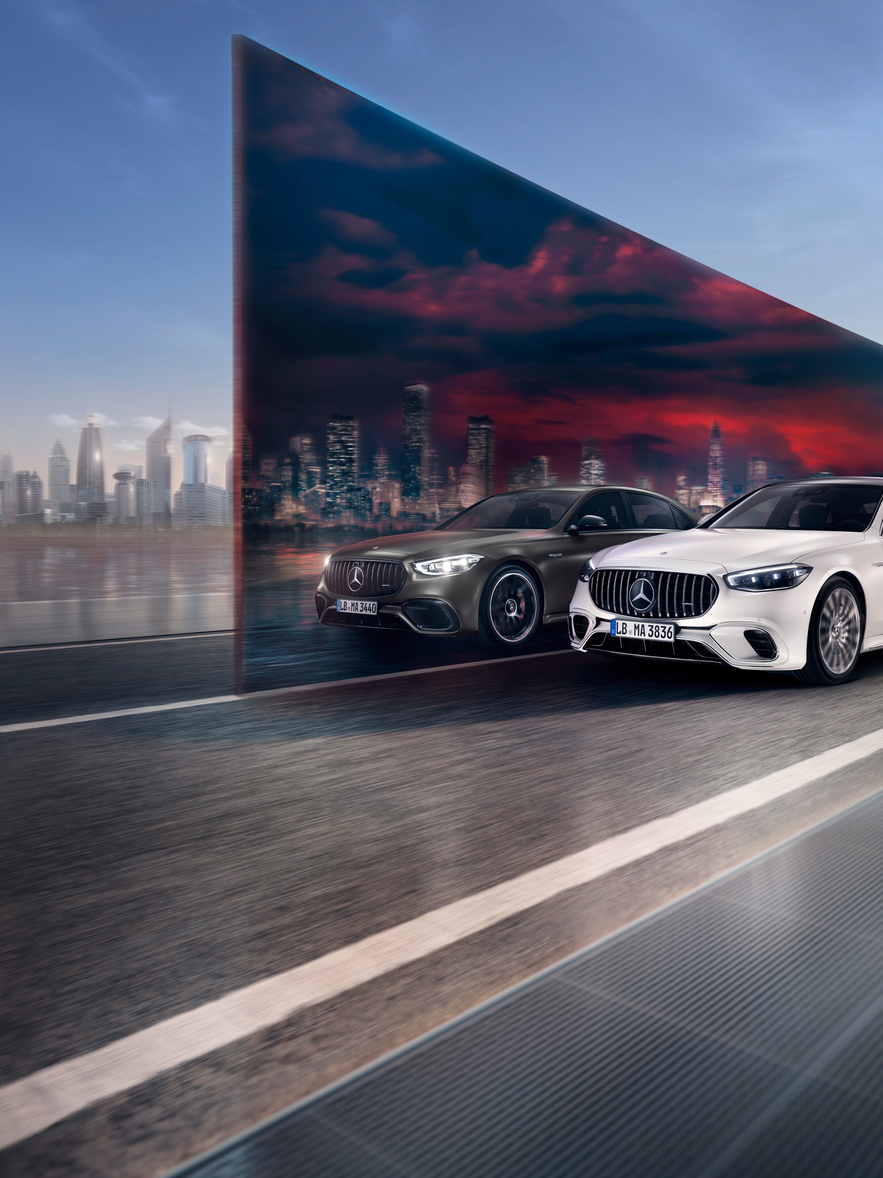 Två Mercedes-AMG S-Klass Sedan Lång kör på vägen