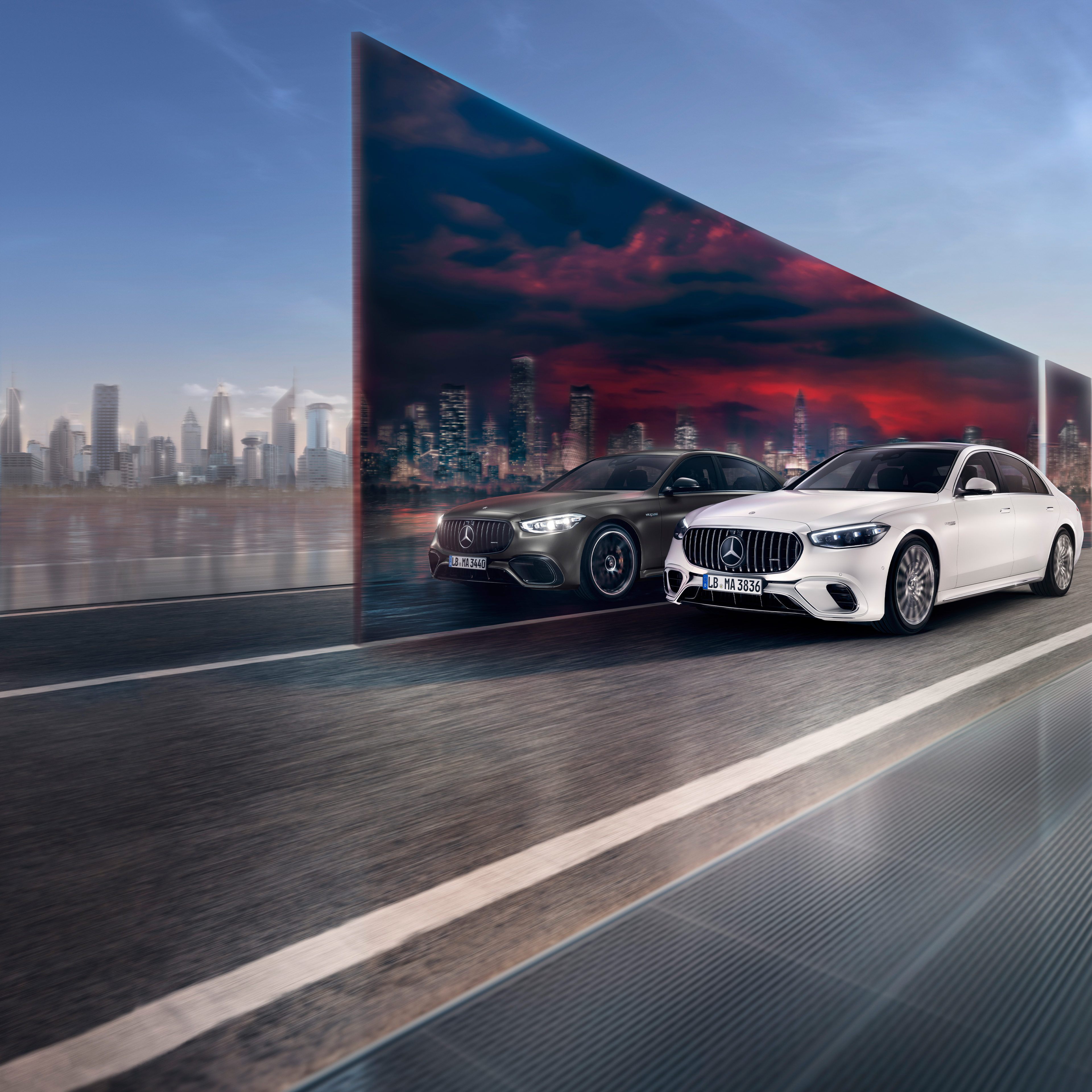 S-Klass Sedan Lång AMG Performance Edition | Tjänstebilar | Mercedes-AMG Två Mercedes-AMG S-Klass Sedan Lång kör på vägen