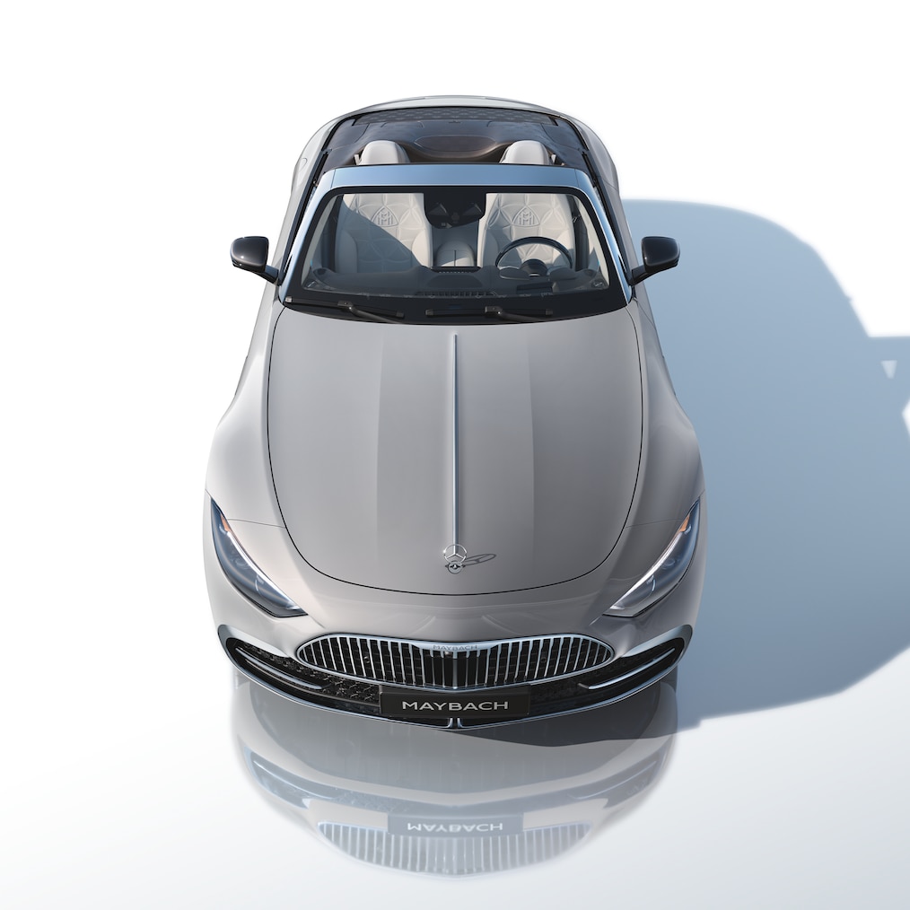 Öppen Mercedes-Maybach SL 680 Monogram Series med designkoncept ”White Ambience” sedd ovanifrån och framifrån.