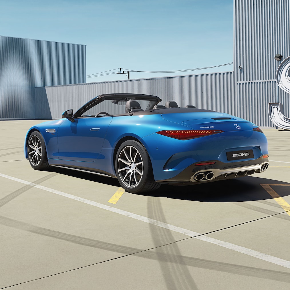 Mercedes-AMG SL Roadster med nedfälld sufflett, sedd uppifrån.