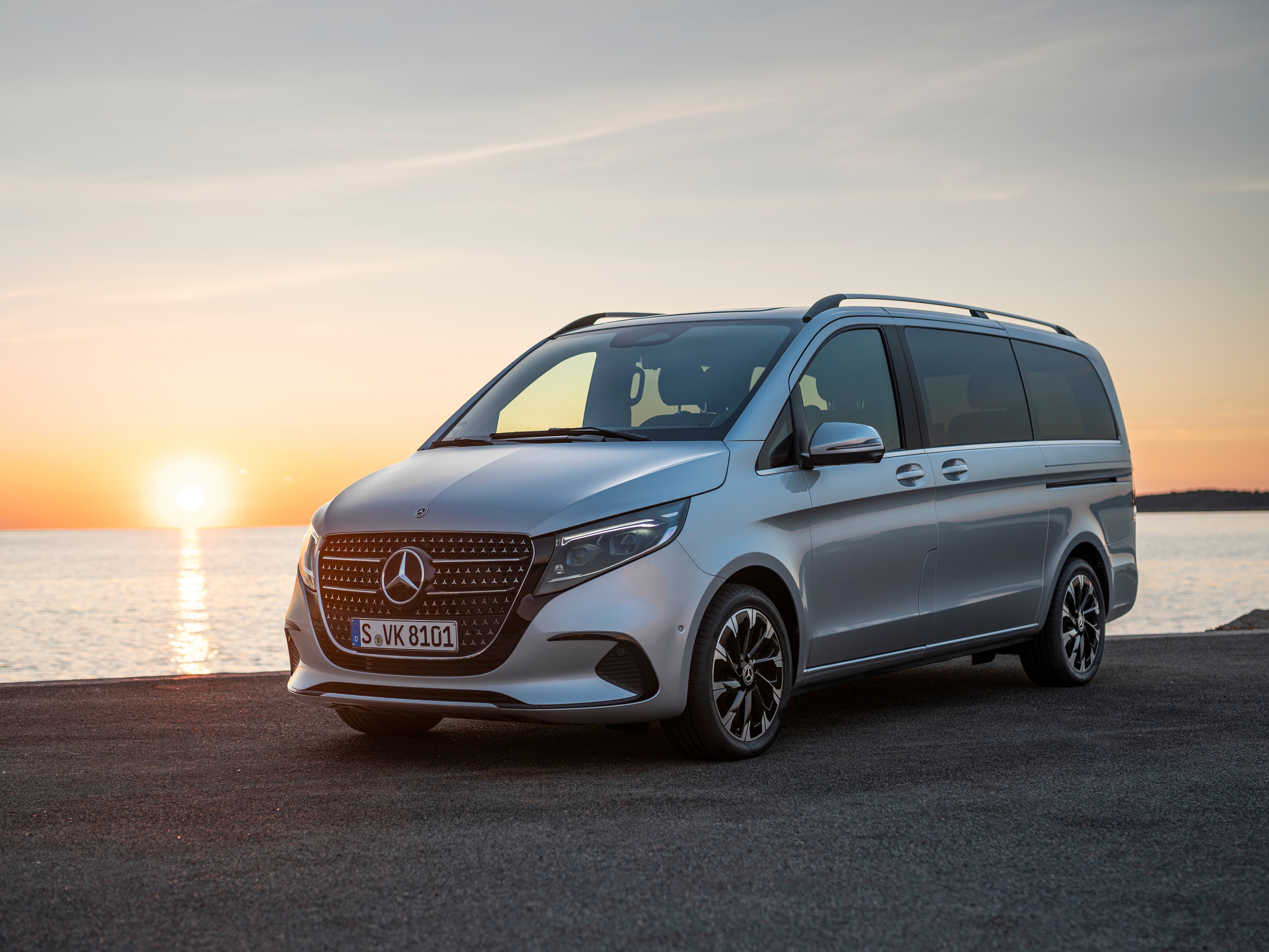 En Mercedes-Benz V-Klass med havet i bakgrunden.