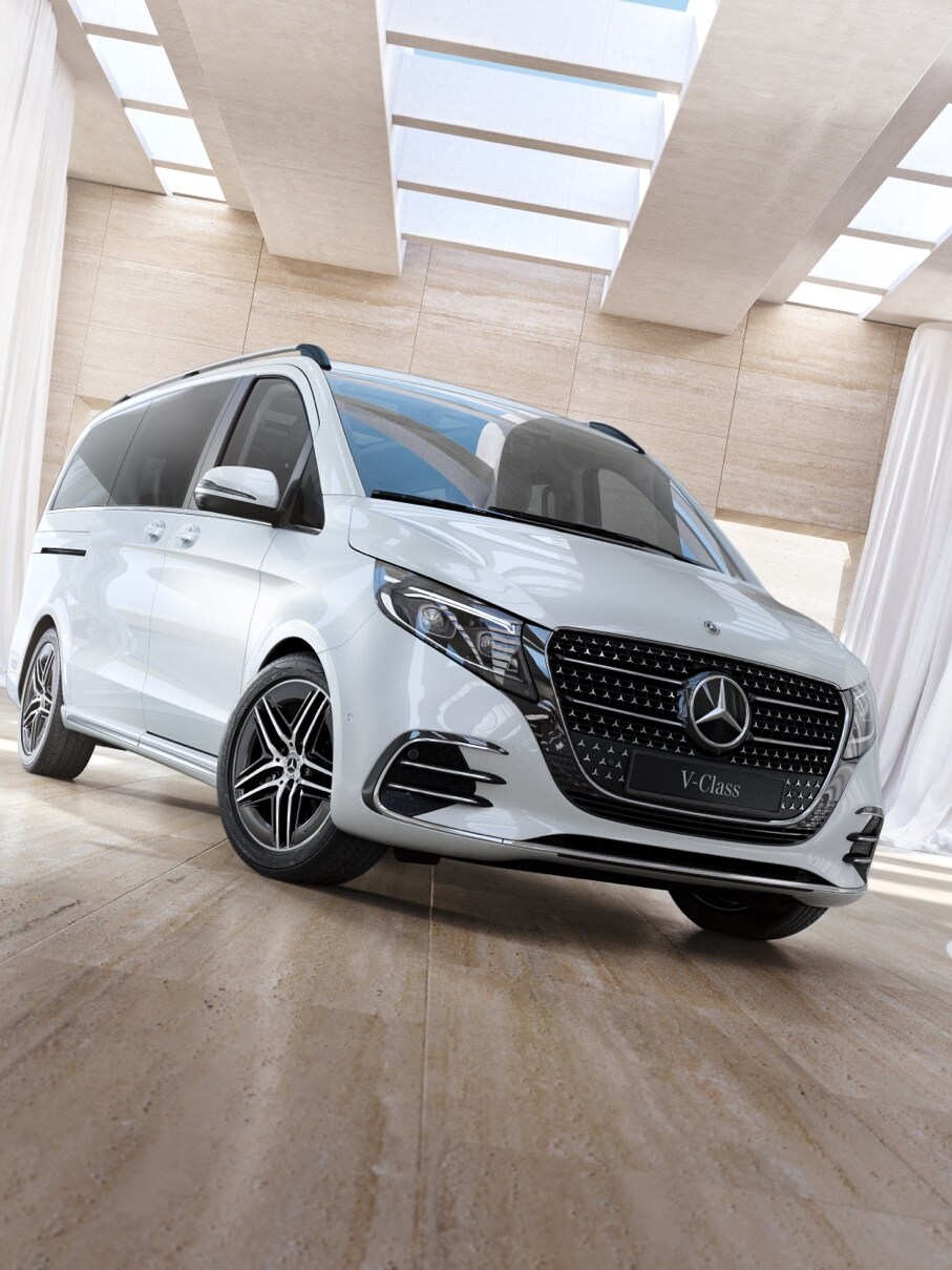 En vit Mercedes-Benz V-Klass står parkerad på parkettgolv i träd. 