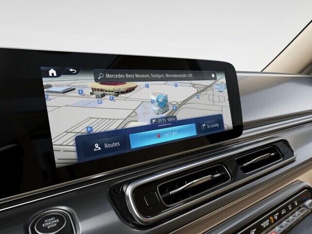 Spara tid genom Mercedes-Benz snabba navigation med flexibla inmatningar via pekkontroll eller med röstkommandon.