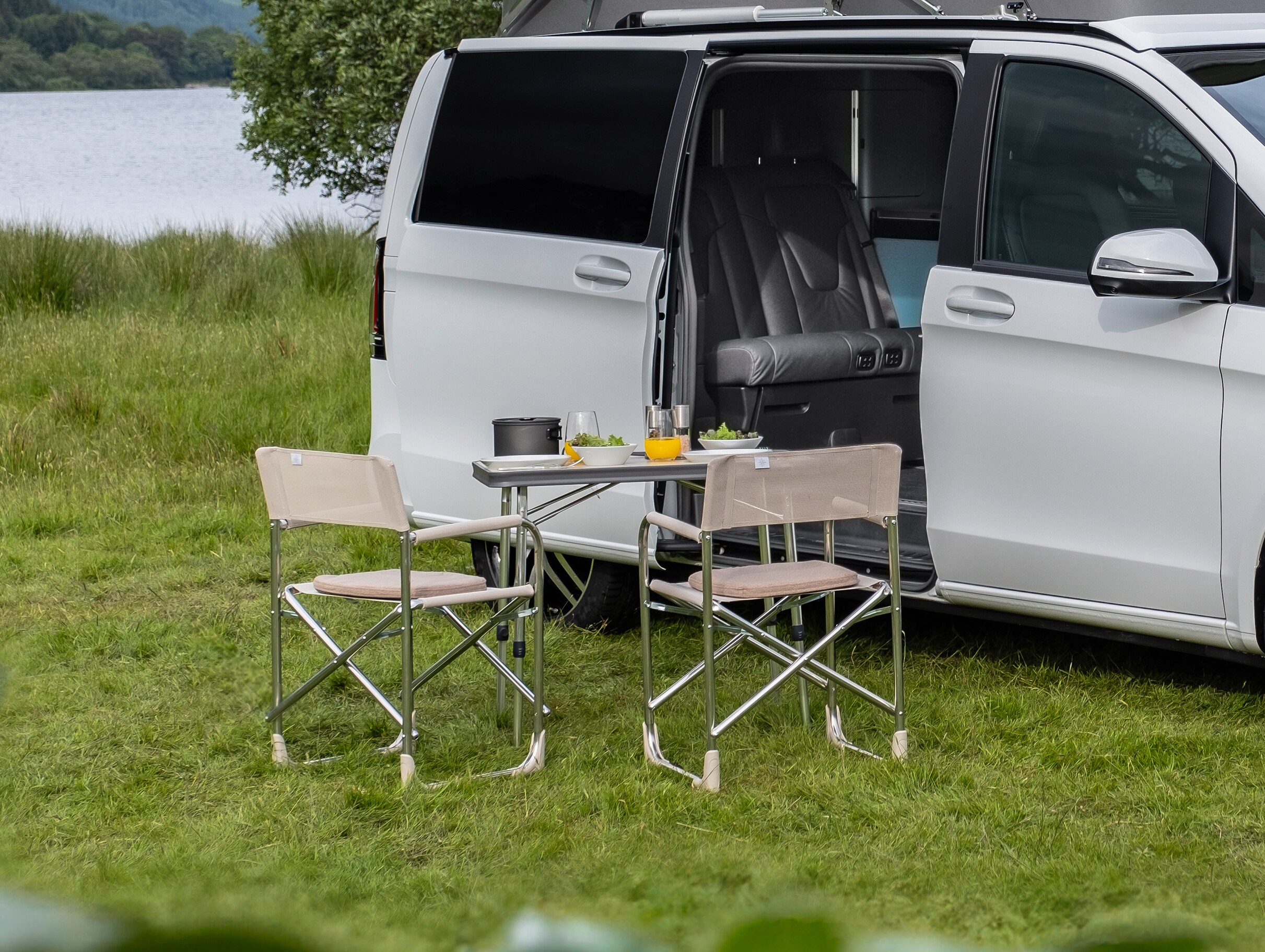 V-Klass Marco Polo med campingbord och 2 stolar.