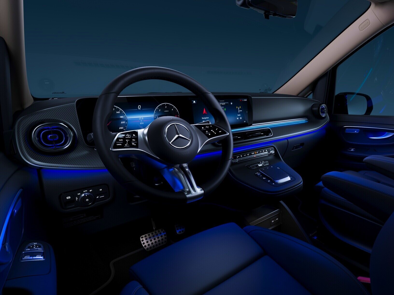 Panelbelysning med 64 färgtoner i Mercedes-Benz V-Klass Marco Polo.