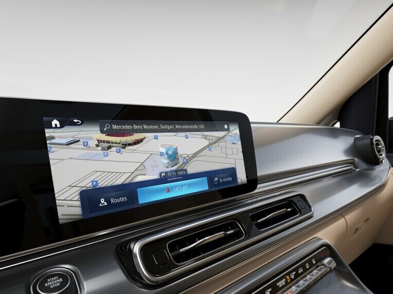 Spara tid genom Mercedes-Benz snabba navigation med flexibla inmatningar via pekkontroll eller med röstkommandon.