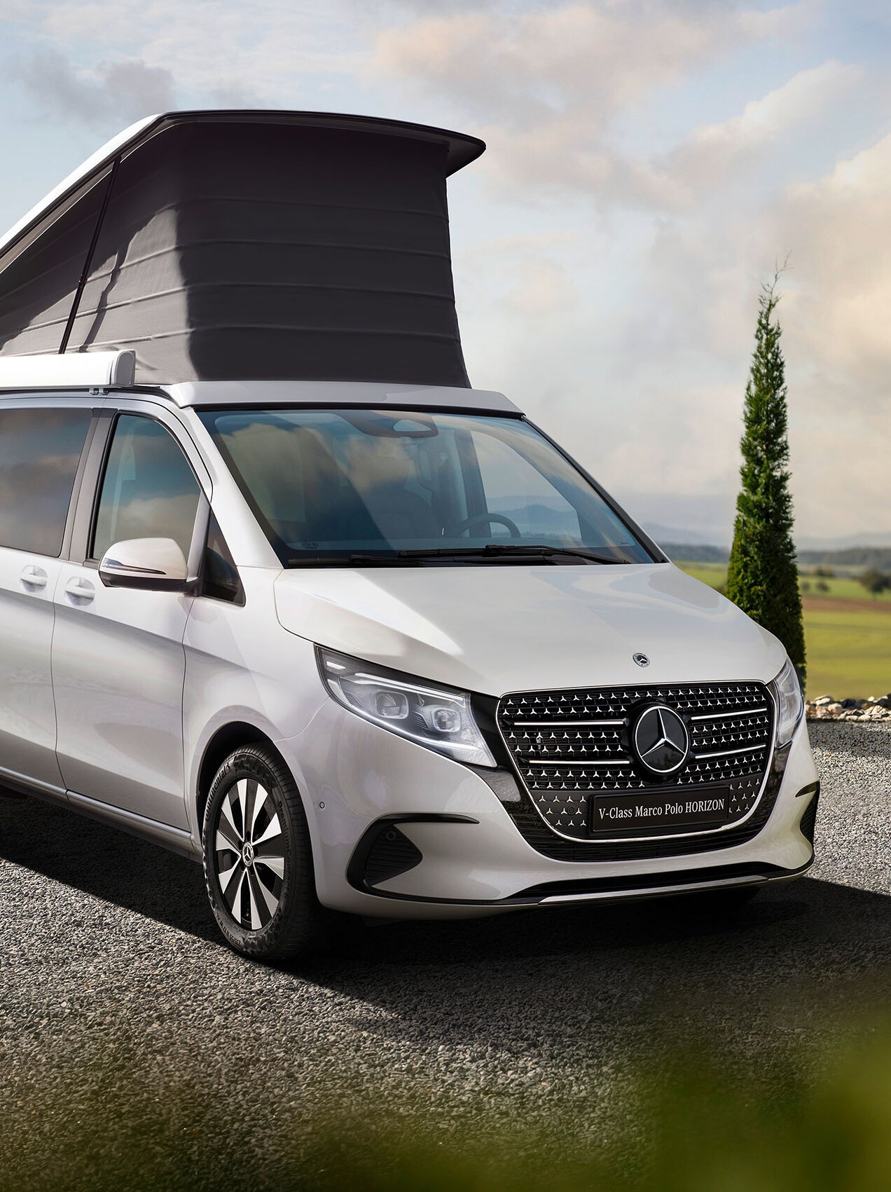 Mercedes-Benz Marco Polo Horizon parkerad i uppfart med pop-up tak
