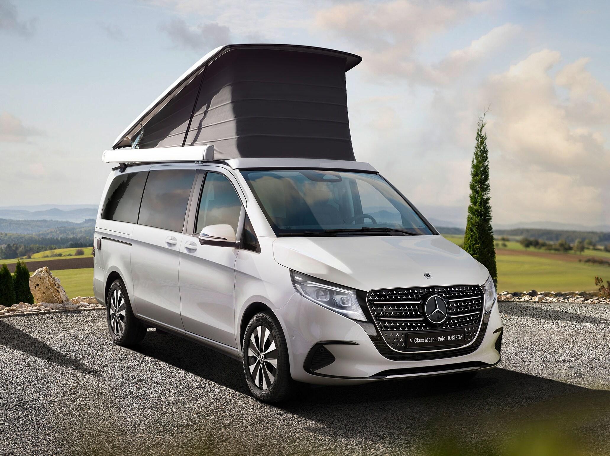 Mercedes-Benz Marco Polo Horizon parkerad i uppfart med pop-up tak.