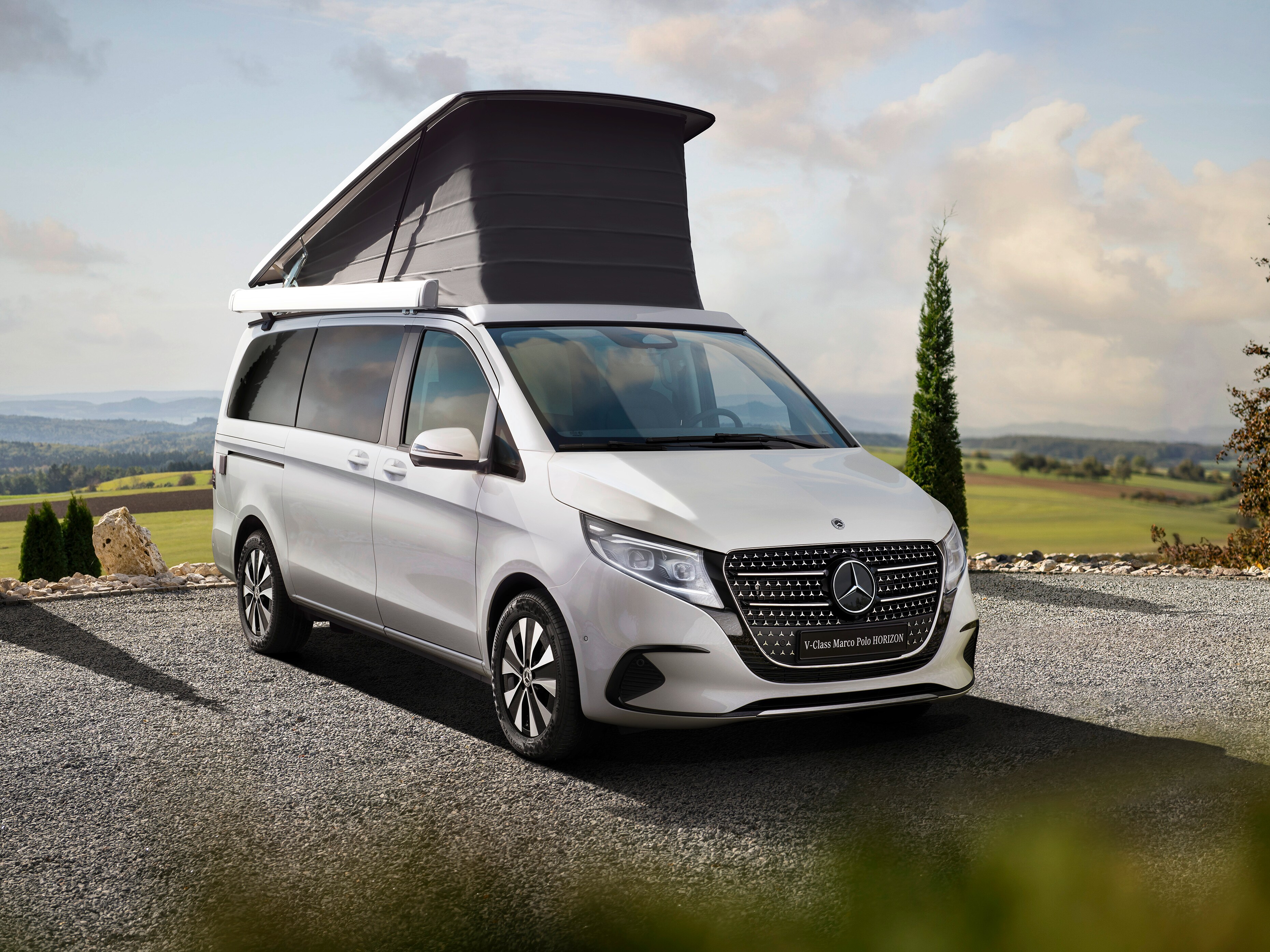 Mercedes-Benz Marco Polo HORIZON med taket uppfällt ute i naturen