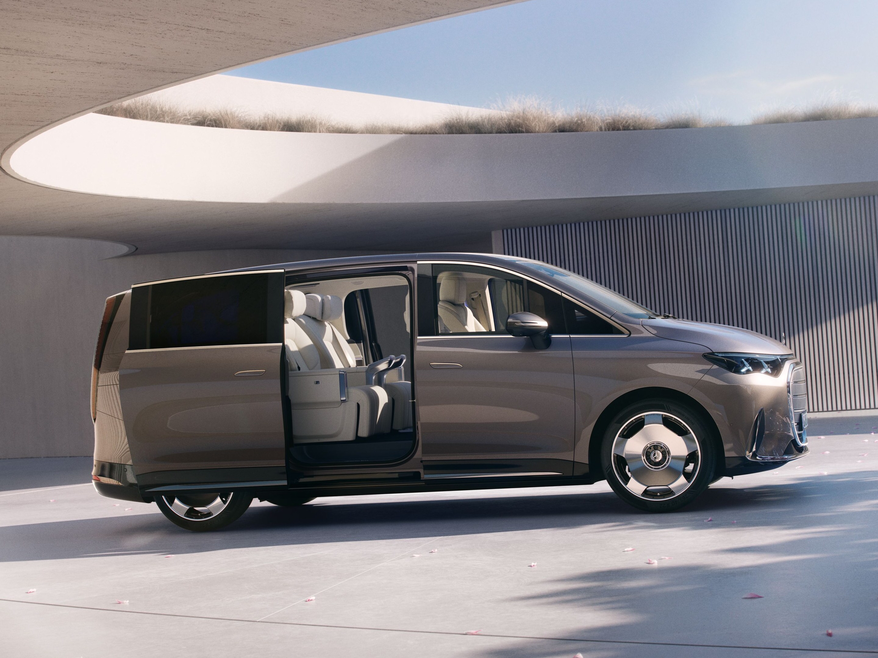 VLE från Mercedes-Benz sedd från sidan med öppen skjutdörr och insyn i kupén.