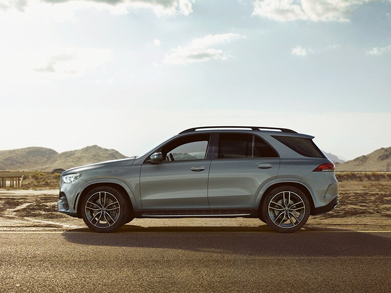 Mercedes-Benz GLE från sidan i en lantlig miljö