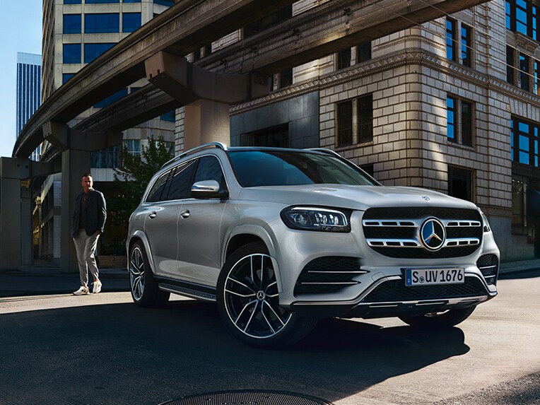 Mercedes-Benz GLS snett framifrån i stadsmiljö
