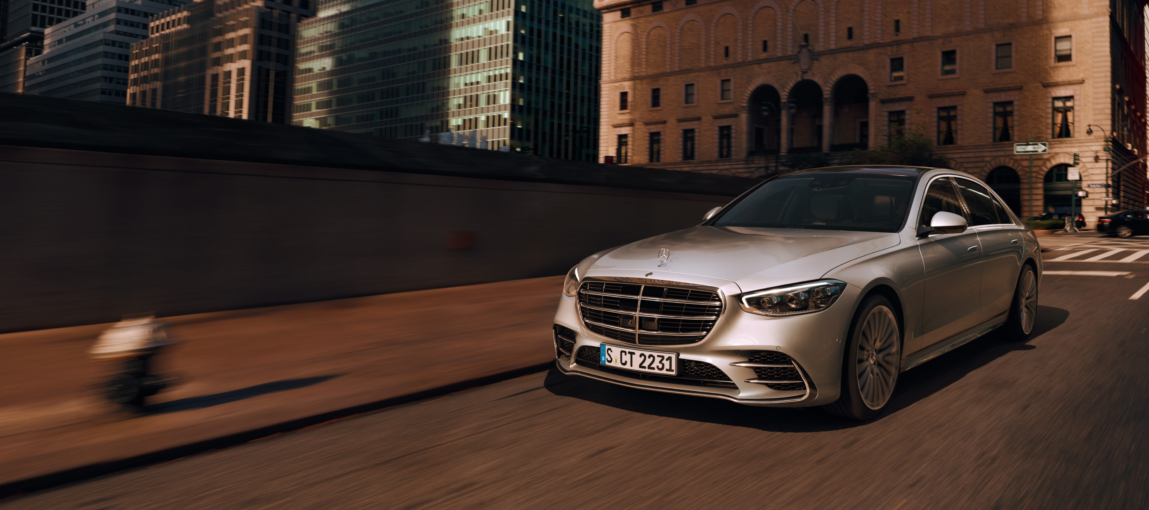 S-Klass Sedan | Förarlös bilkörning | Mercedes-Benz Mercedes-Benz S-Klass i silver som kör på en väg, sedd framifrån