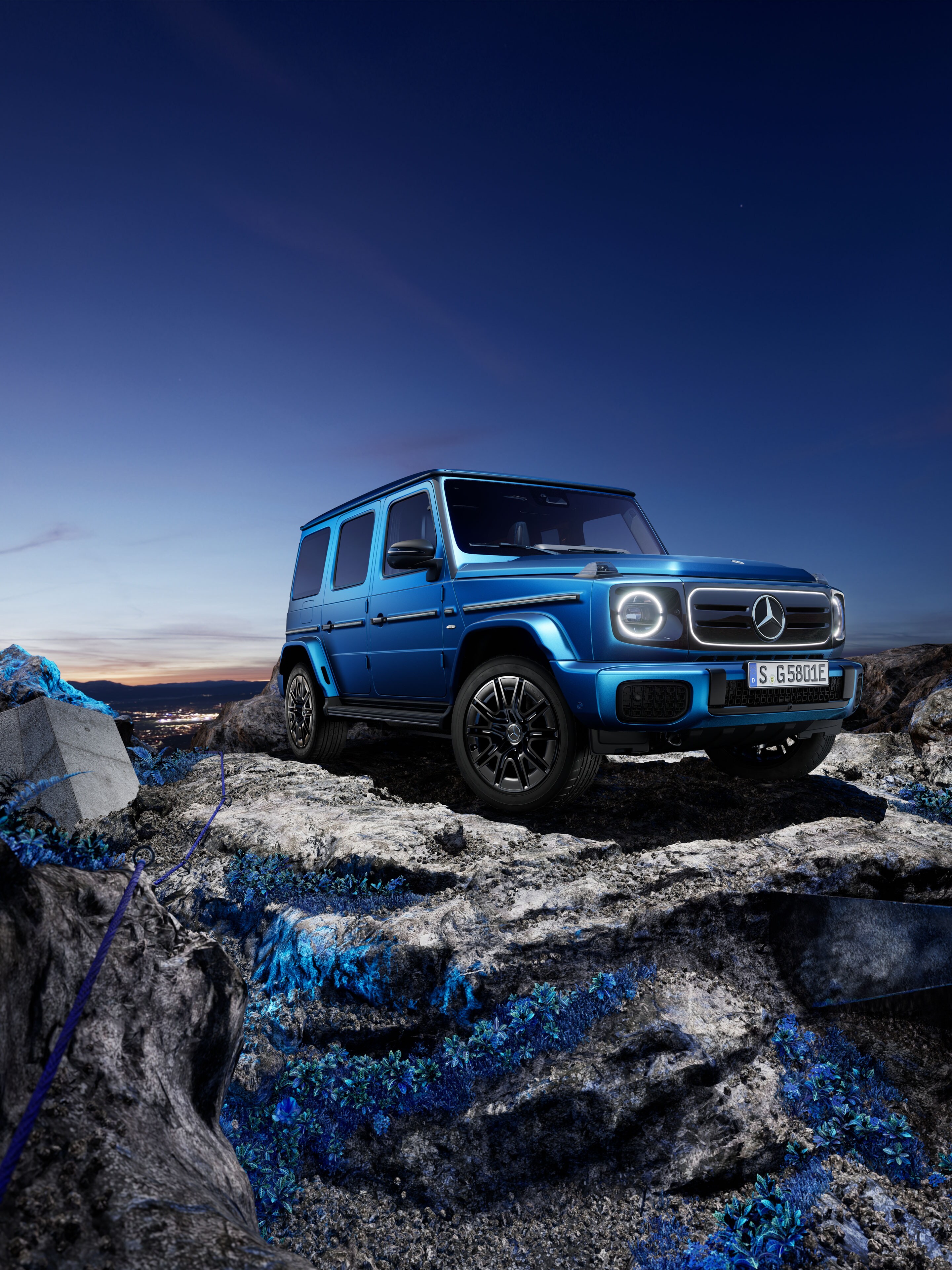Blå elektrisk G-Klass från Mercedes-Benz på ojämn terräng