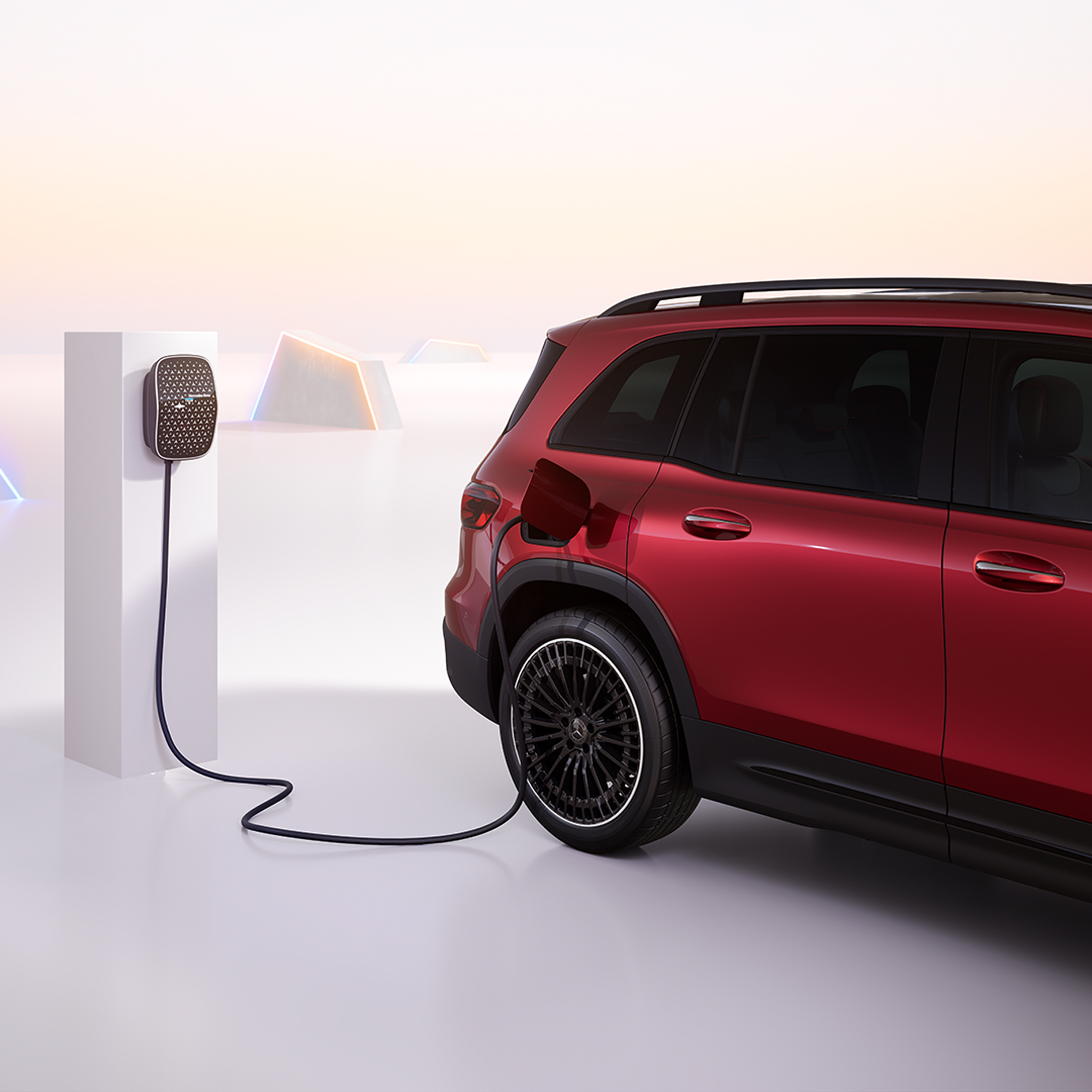 Laddning | Elbilar | Mercedes-Benz En röd Mercedes-Benz EQE SUV laddas vid en Mercedes-Benz väggmonterad laddbox