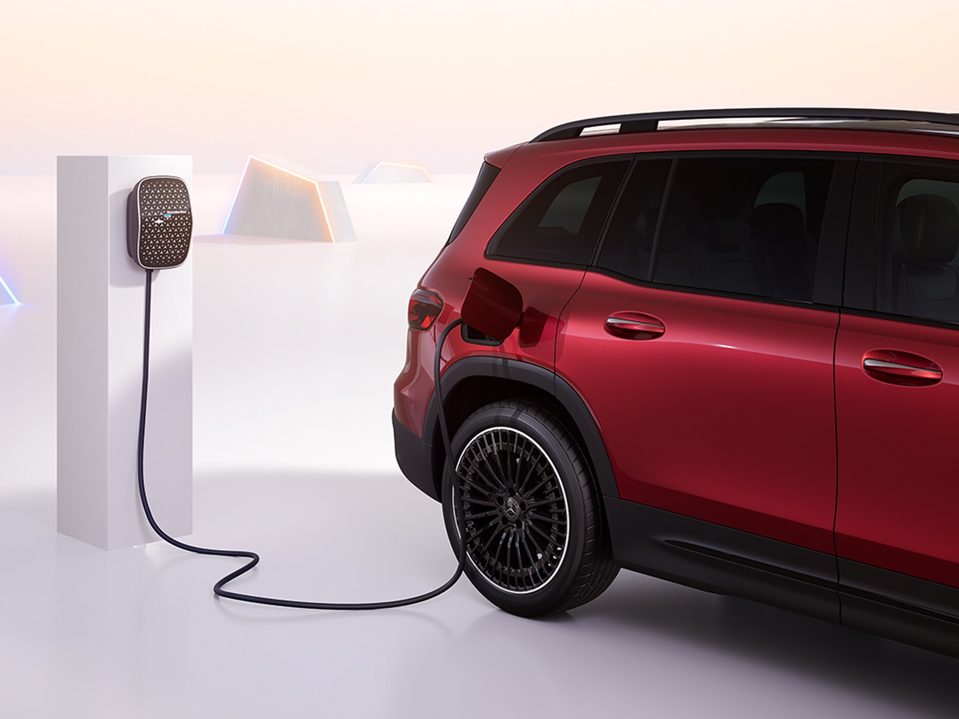 En röd Mercedes-Benz EQE SUV laddas vid en Mercedes-Benz väggmonterad laddbox