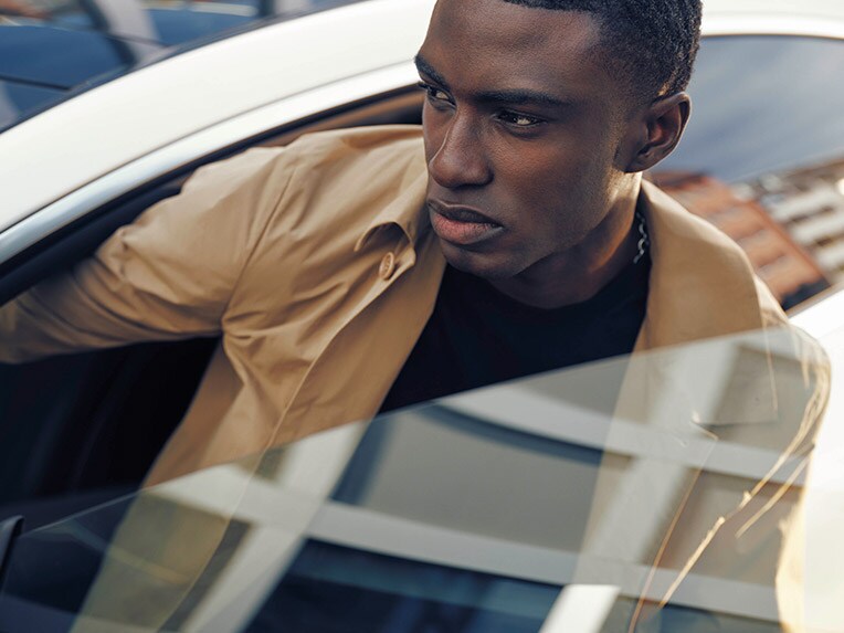 Man kliver in i en Mercedes-Benz bil