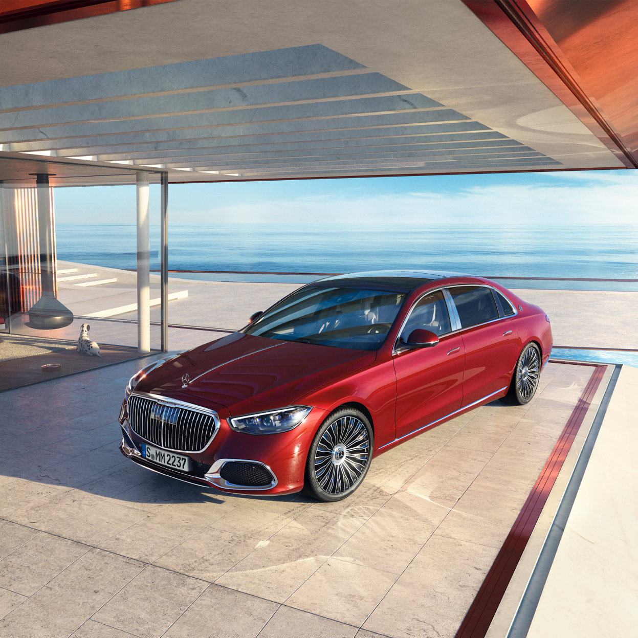 Röd Mercedes-Maybach S-Klass parkerad i modern uppfart