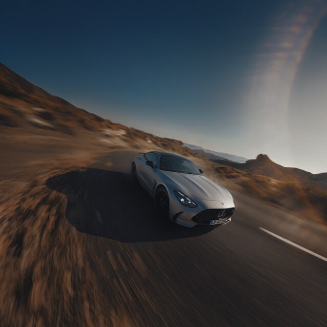 Mercedes-AMG GT Coupé kör på landsväg i ökenlandskap