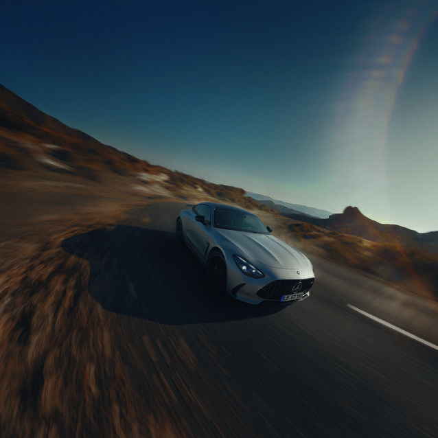 Mercedes-AMG GT Coupé kör på landsväg i ökenlandskap