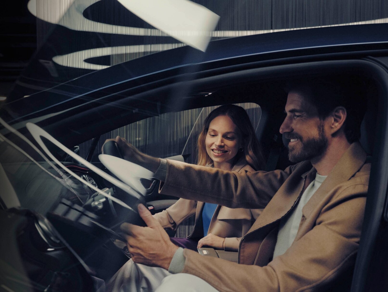 Två personer sitter i en bil från Mercedes-Benz