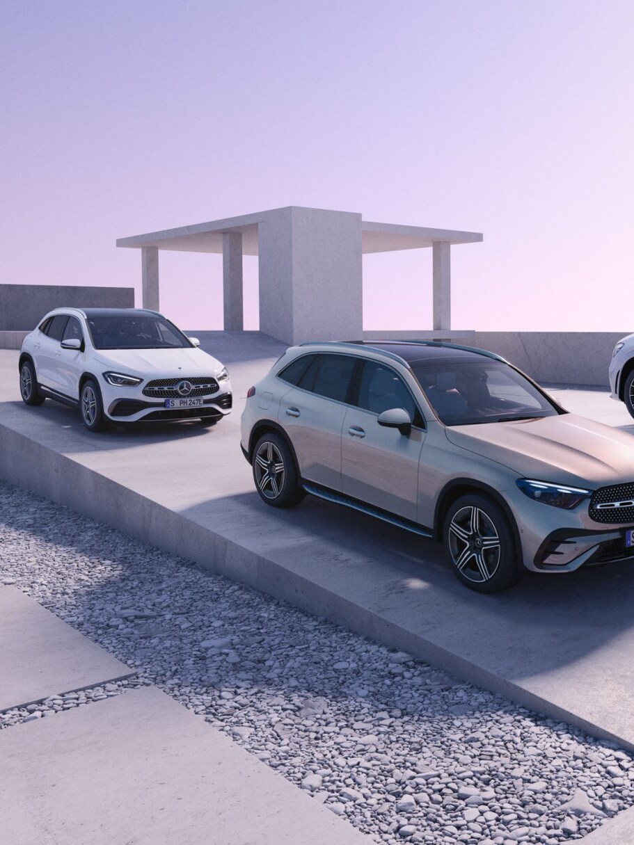 Tre Mercedes-Benz står parkerade i minimalistisk miljö