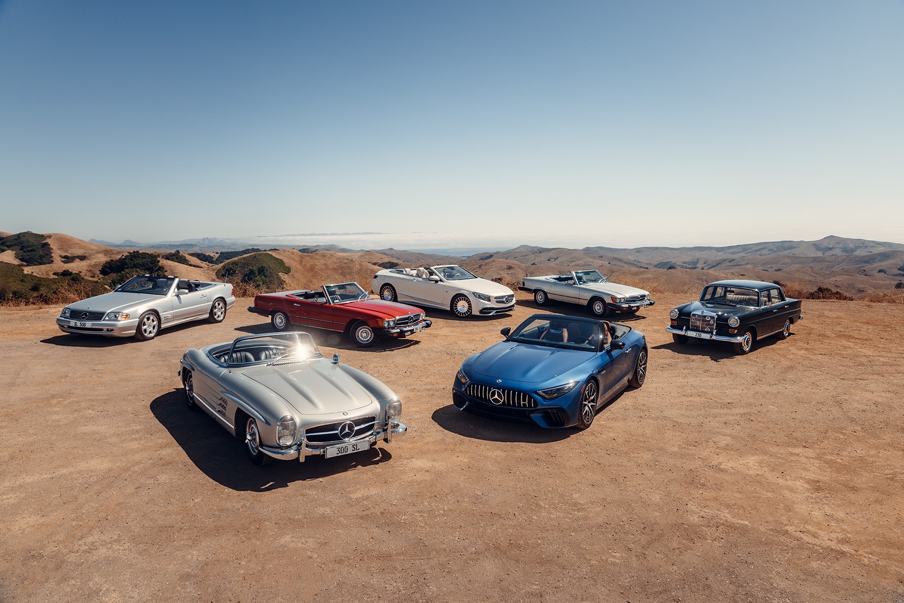 Mercedes-Benz-klassiker. Mercedes-Benz-klassiker i en öken.