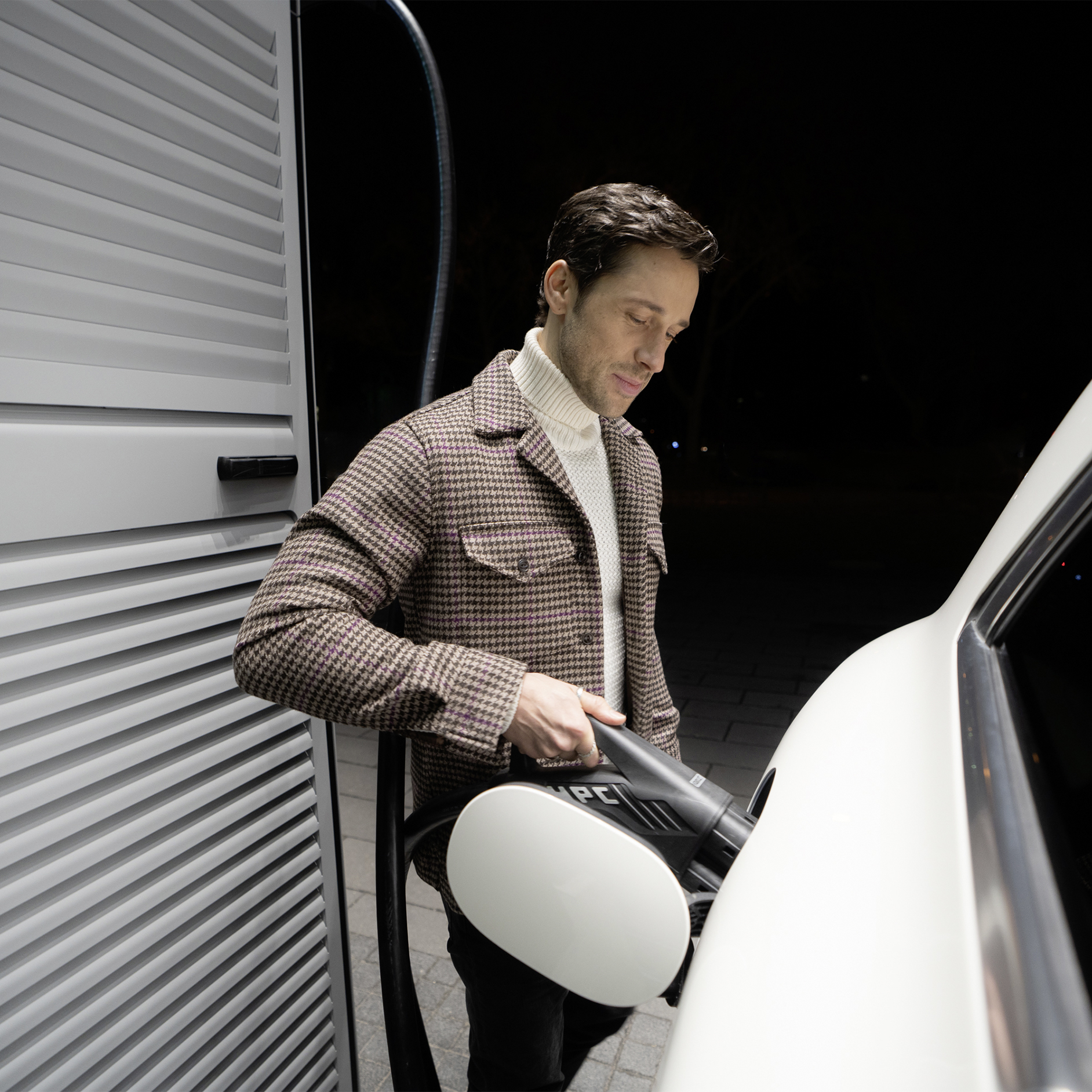 Offentlig laddning | Ladda | Mercedes-Benz En man laddar sin Mercedes-Benz elbil med MB.CHARGE Public