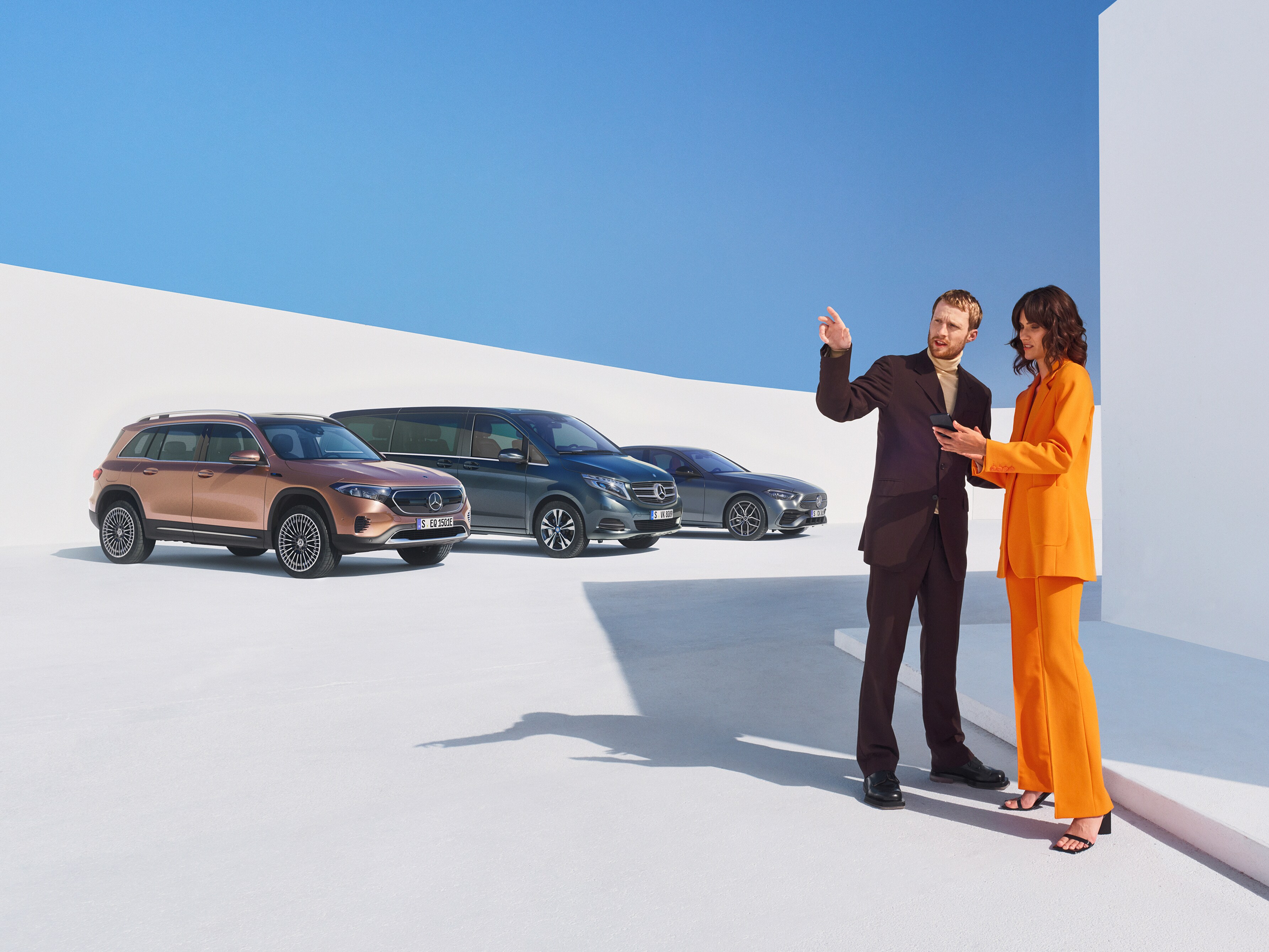 Mercedes-Benz medarbetare rådgiver kund om leasingerbjudanden framför tre bilar