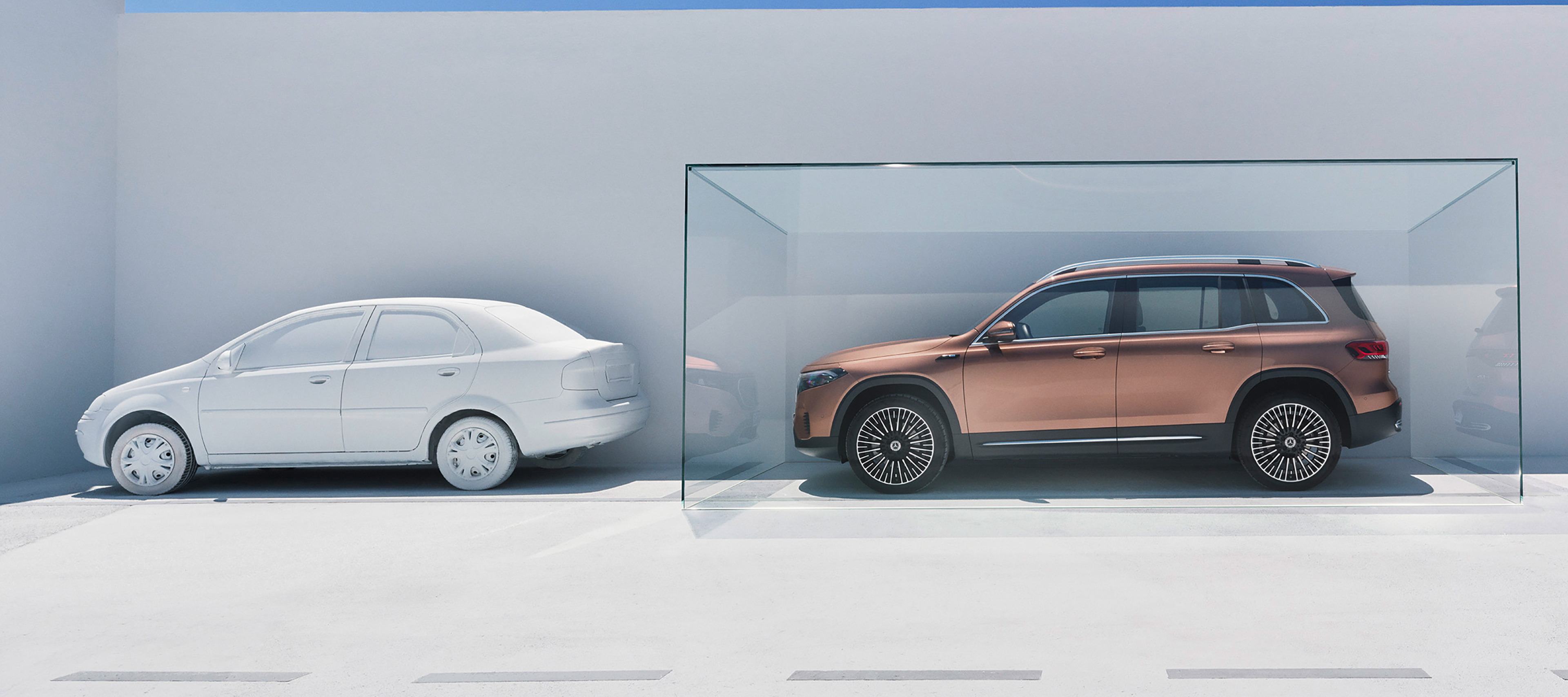 GUARD 360˚ | Mercedes-Benz digitala tjänster En bronsfärgad Mercedes-Benz EQB visas skyddad av tjänsten GUARD 360.