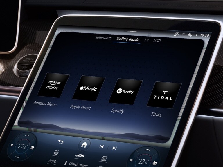 Olika musikstreamingtjänster visas på bilens display i en Mercedes-Benz.