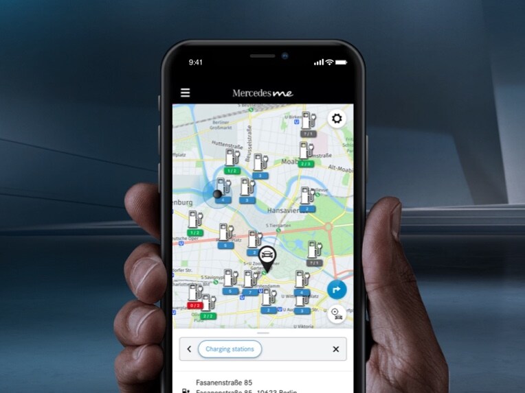 Smartphone visar närliggande laddstolpar via Mercedes me Charge.